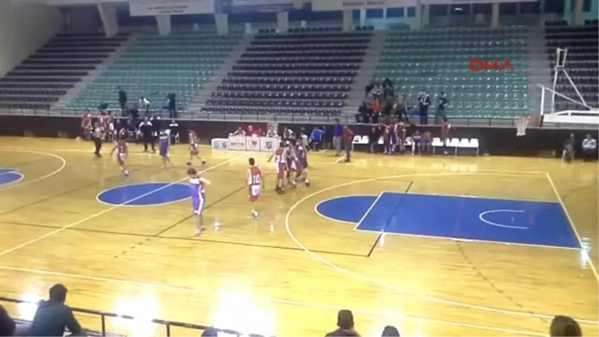 Denizli Basketbolcular Yumruk Yumruğa Kavga Etti