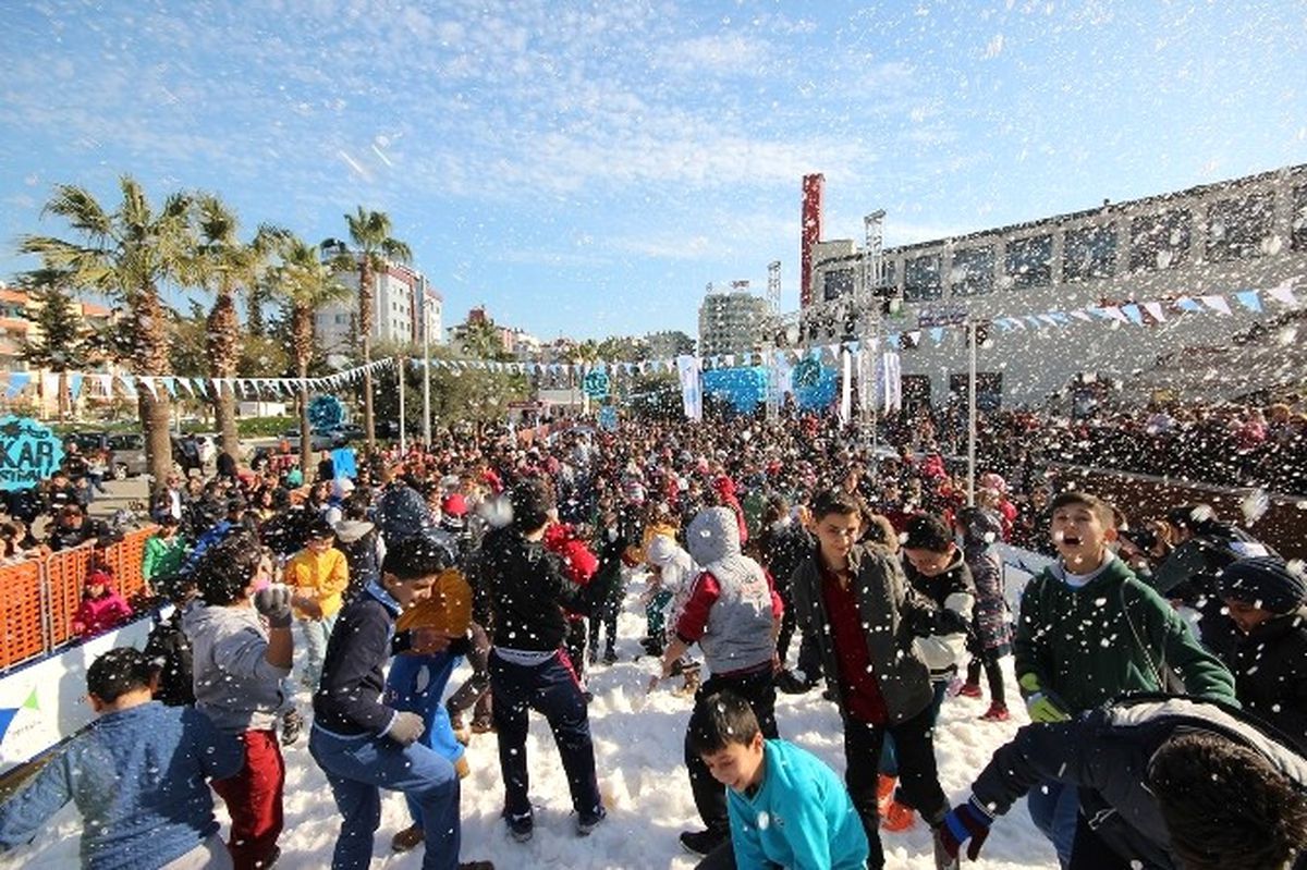 Forum Mersin\'de Kar Etkinliği