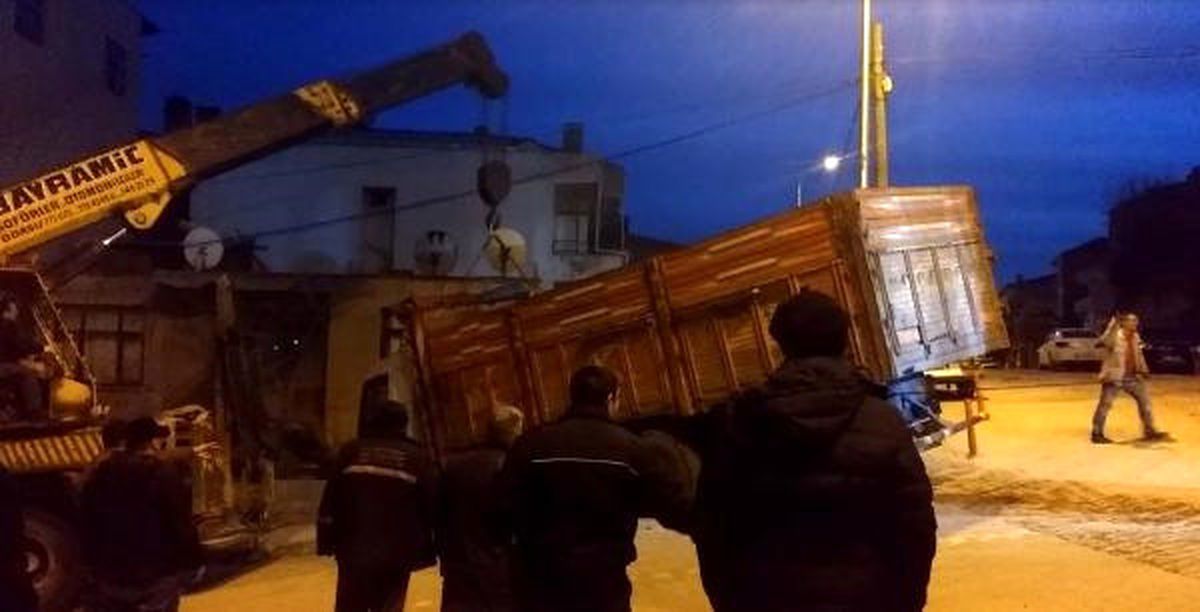 Freni Boşalan Kamyon Bahçe Duvarını Yıkıp Eve Çarptı