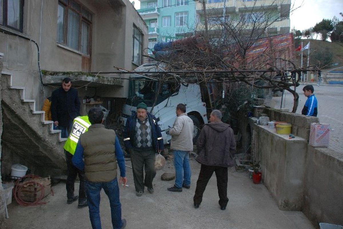 Freni Boşalan Kamyon Eve Girdi, Birkaç Saniyeyle Ölümden Kurtuldu