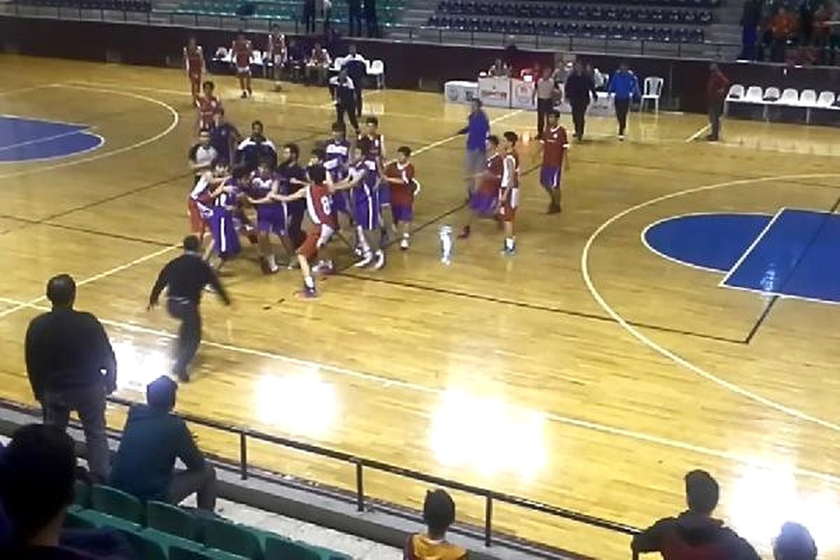 Genç Basketbolcular Yumruk Yumruğa Kavga Etti