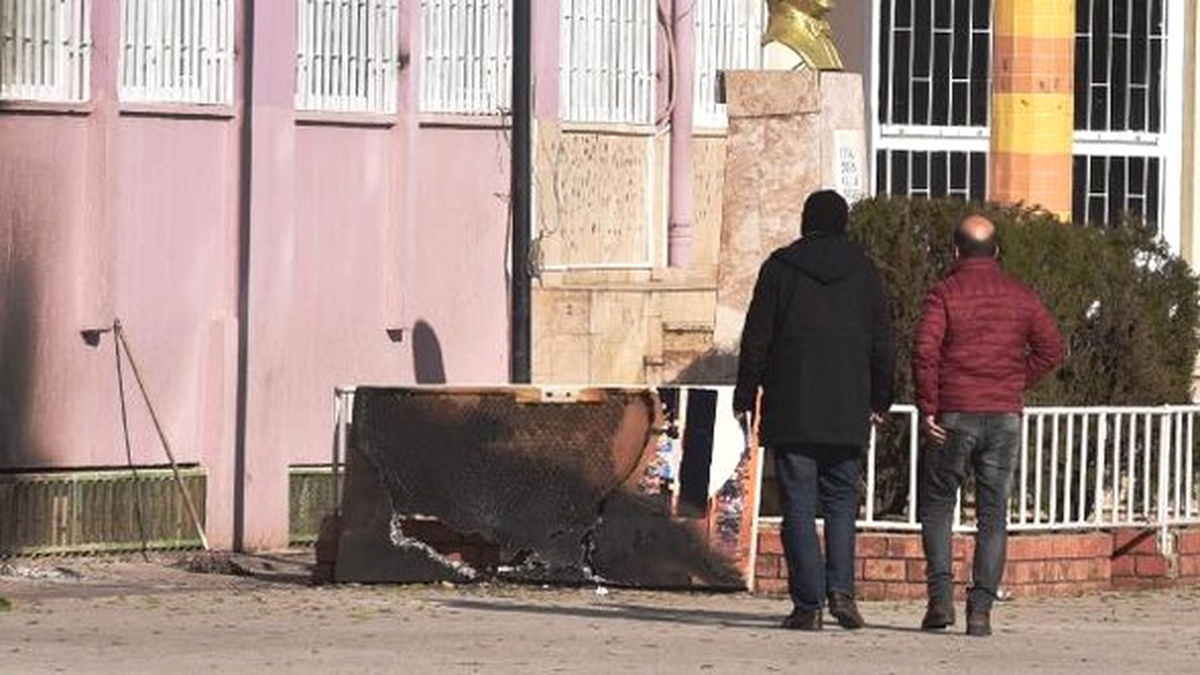 Girdikleri Okuldaki Sınıfın Kapısını Yaktılar