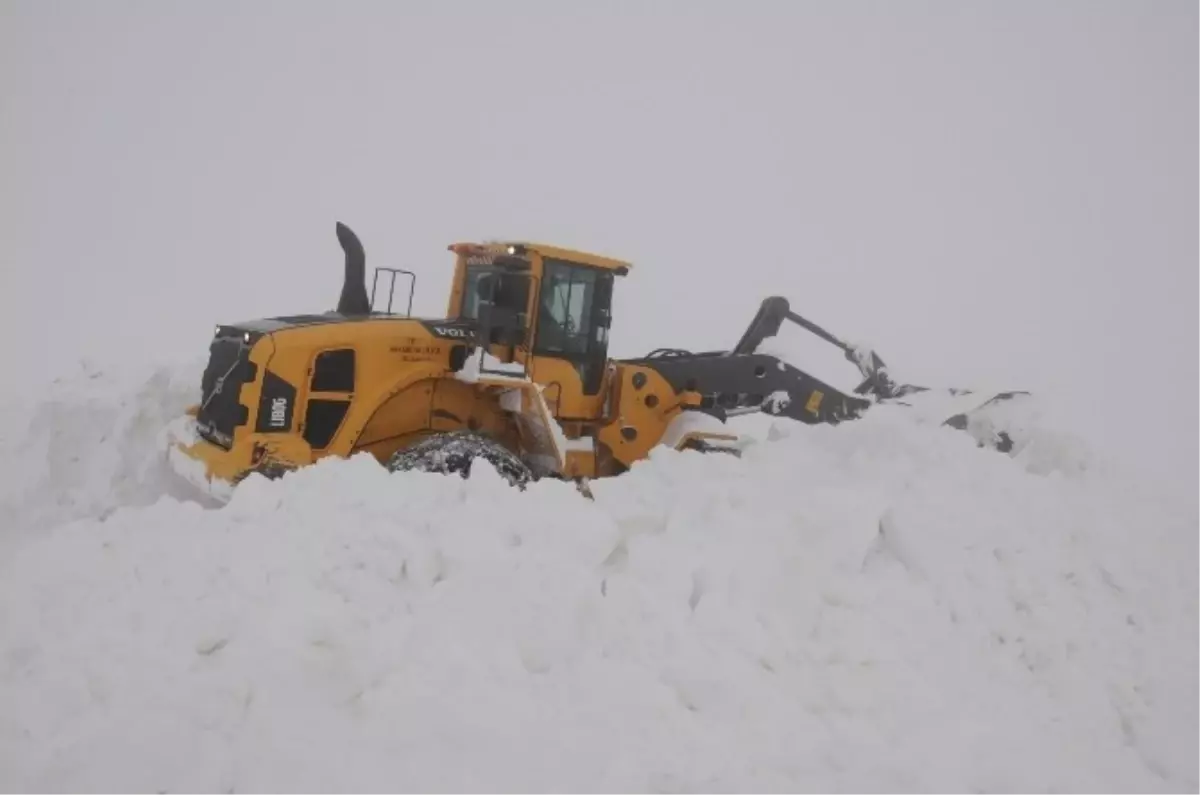 Hakkari\'de 22 Köy ile 83 Mezra Yolu Ulaşıma Kapandı