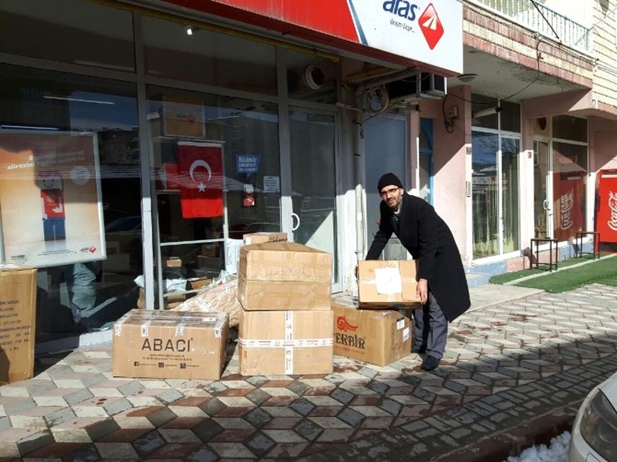 İhh\'li Kadınların Ördüğü Kazaklar Suriyeli Çocukları Isıtacak