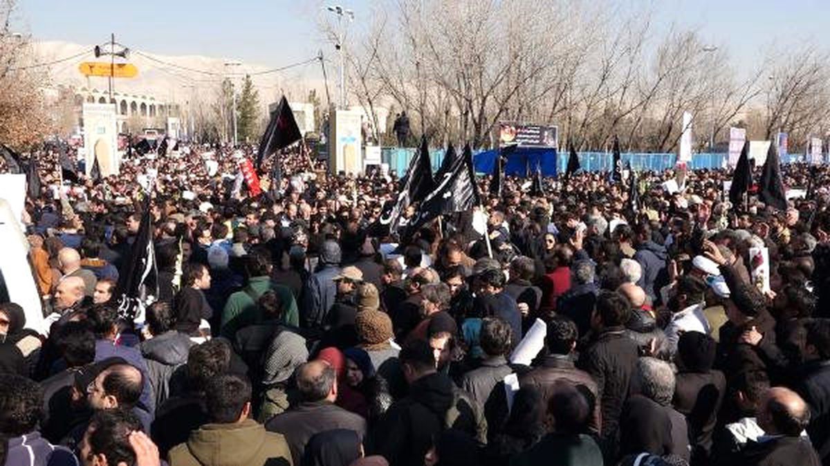 İran\'da Onbinler Ölen İtfaiyecileri Uğurladı