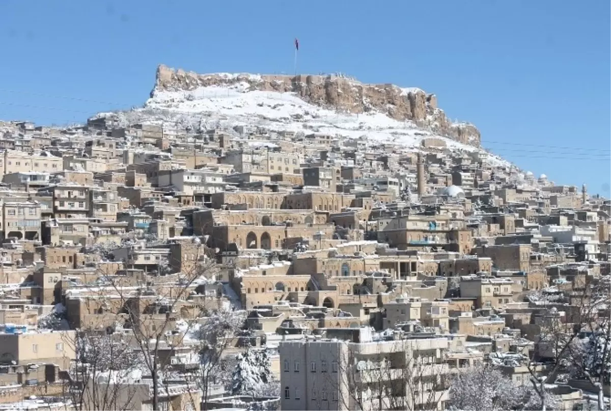 Kar Yağışı Tarihi Kentti Ayrı Güzelliğe Bürüdü