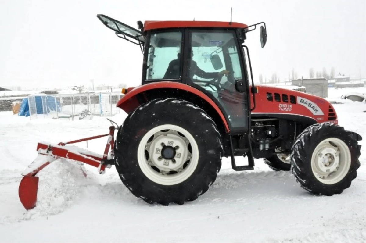 Kars\'ta Kar Temizliğine Traktörlü Çözüm
