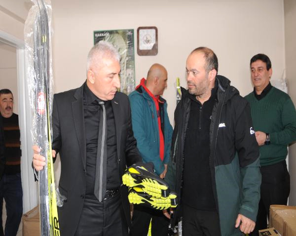 Kayak Federasyonun\'dan Hakkarili Sporculara Malzeme Desteği