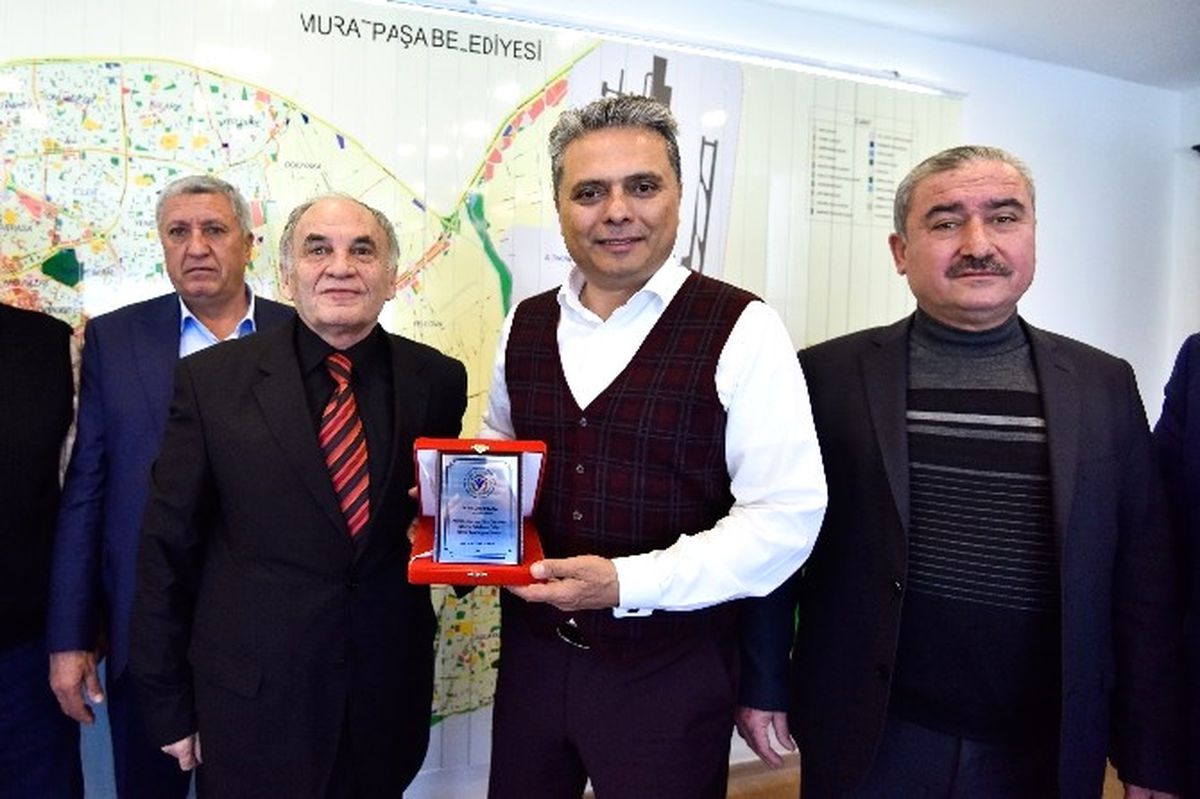 Kırcamililerden Başkan Uysal\'a Teşekkür Plaketi