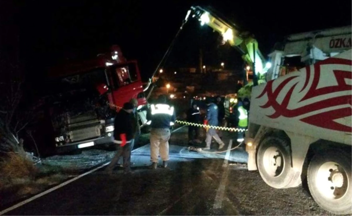 Manisa\'da Asit Yüklü Tanker Devrildi