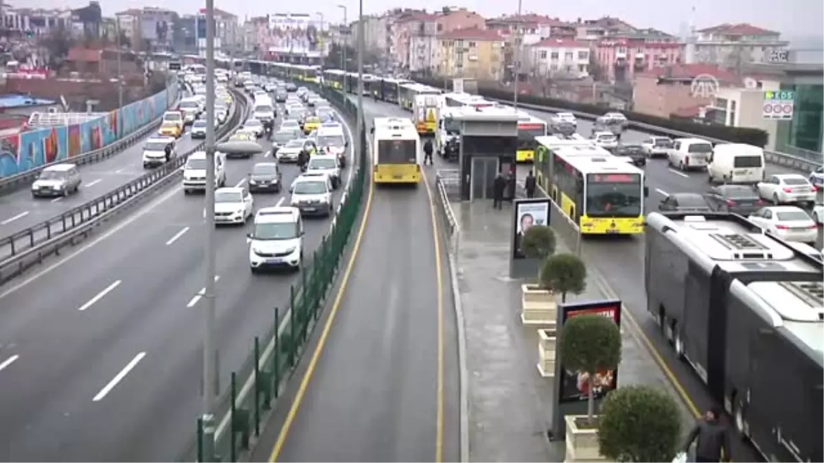 Metrobüs Yolunda Kaza: 3 Yaralı