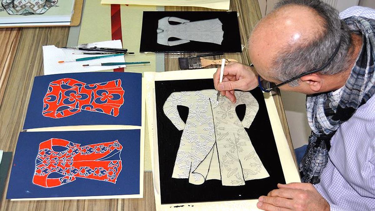 Padişahların Kaftanlarını Cam Altına İşliyor
