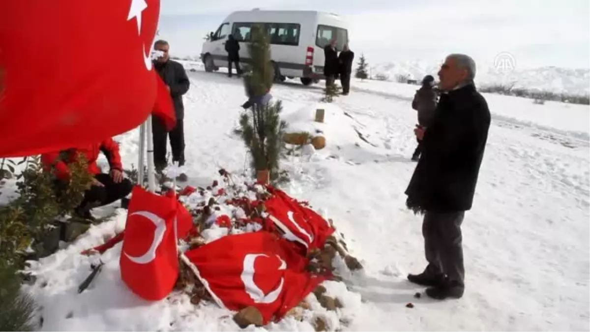 Şehit Polis Sekin\'in Babası Oğlunun Kabrini Ziyaret Etti