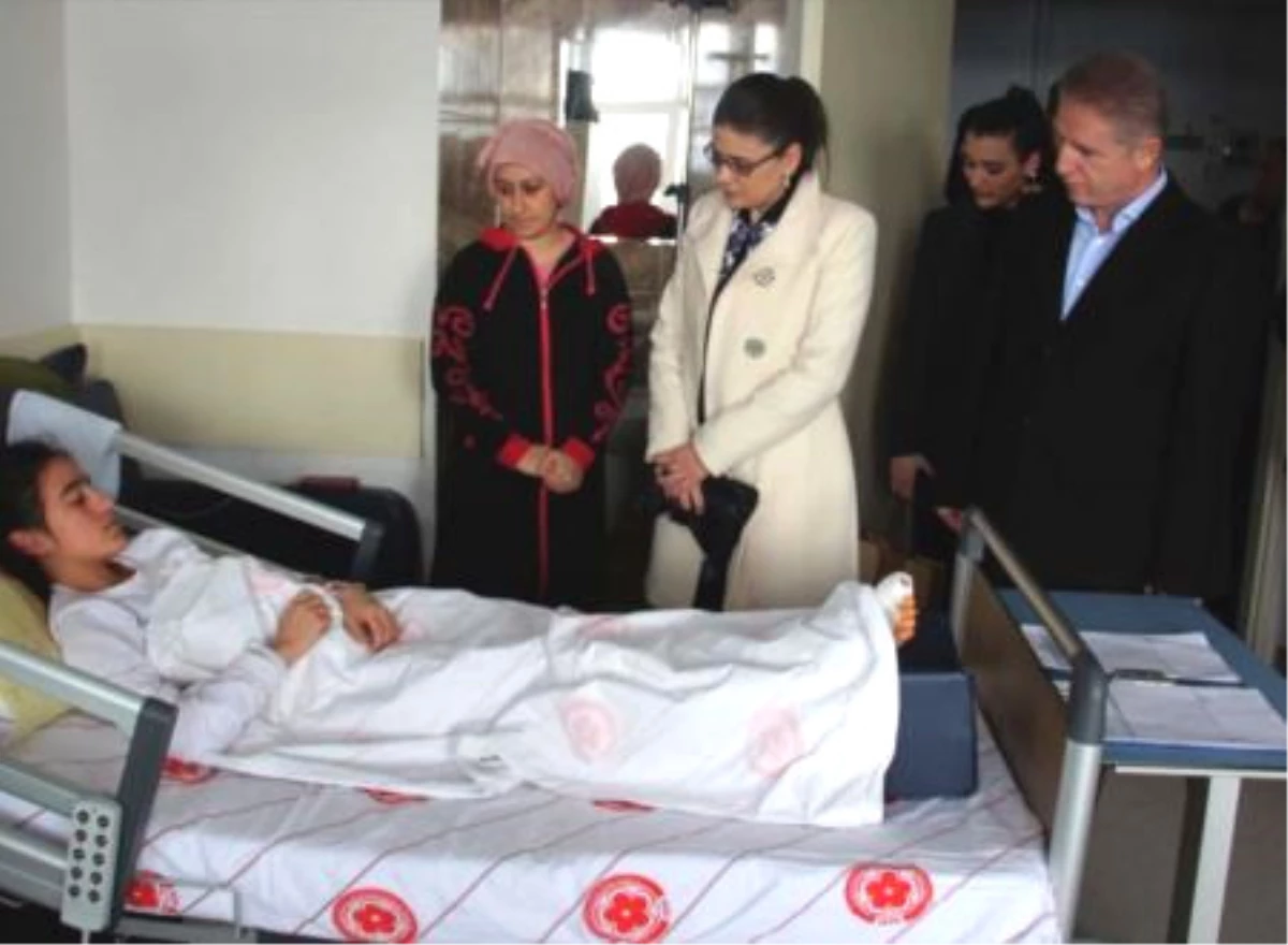 Sivas Valisi Gül\'den Hasta Ziyaretleri