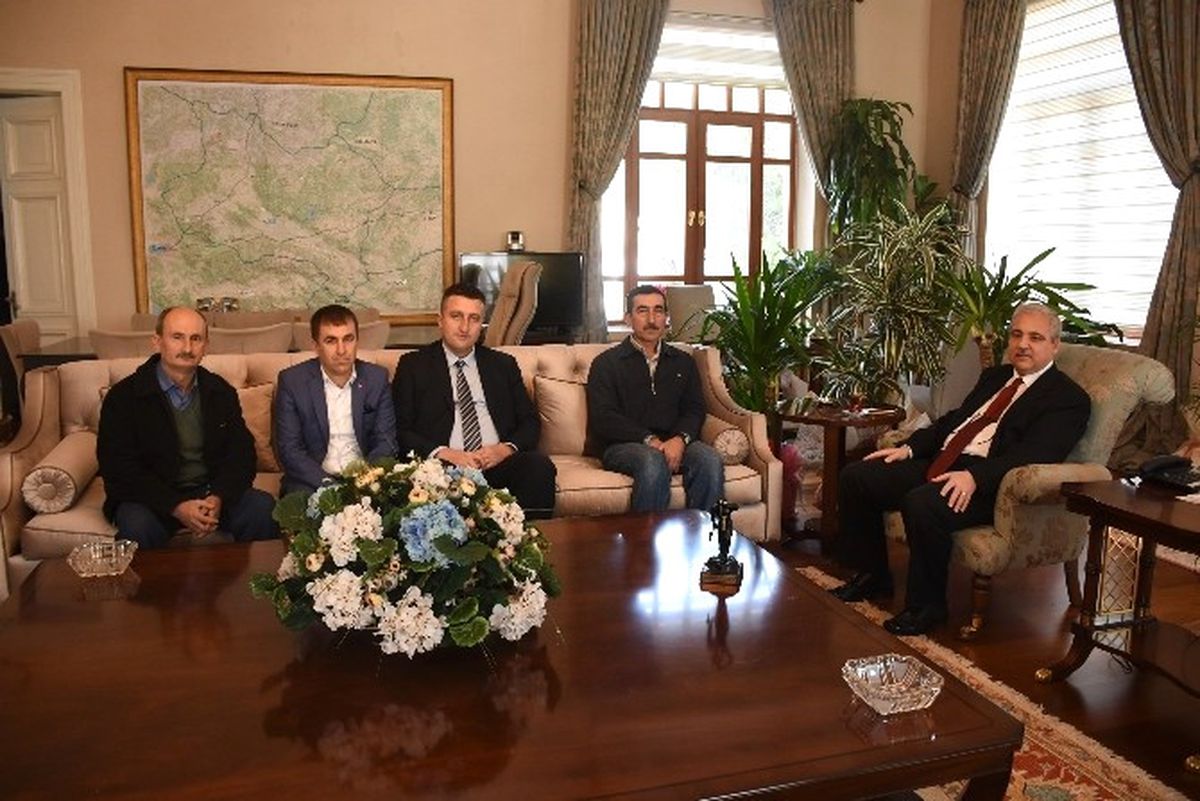 Somalı Muhtarlar Vali Güvençer\'e Madenci Heykeli Hediye Etti