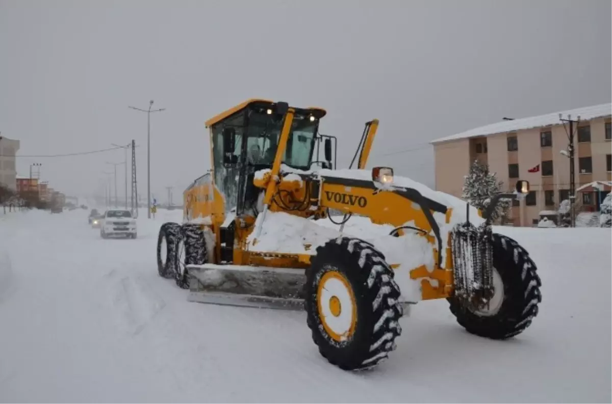 Tatvan-Ahlat Yolunda Mahsur Kalanlar Kurtarıldı