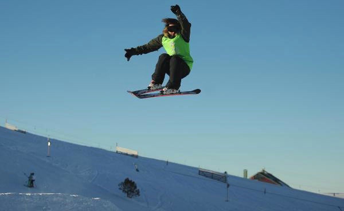 Uludağ\'da Nefes Kesen Snowboard Gösterisi