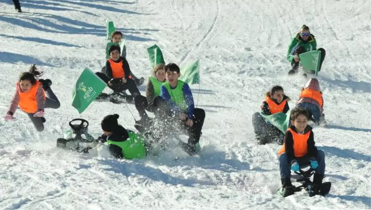 Uludağ\'da Nefes Kesen Snowboard Gösterisi