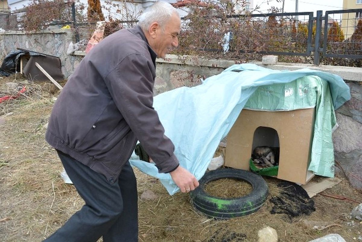 Uşaklı Emekli Öğretmen \'Yemek Çöpe Gitmesin\' Çağrısı