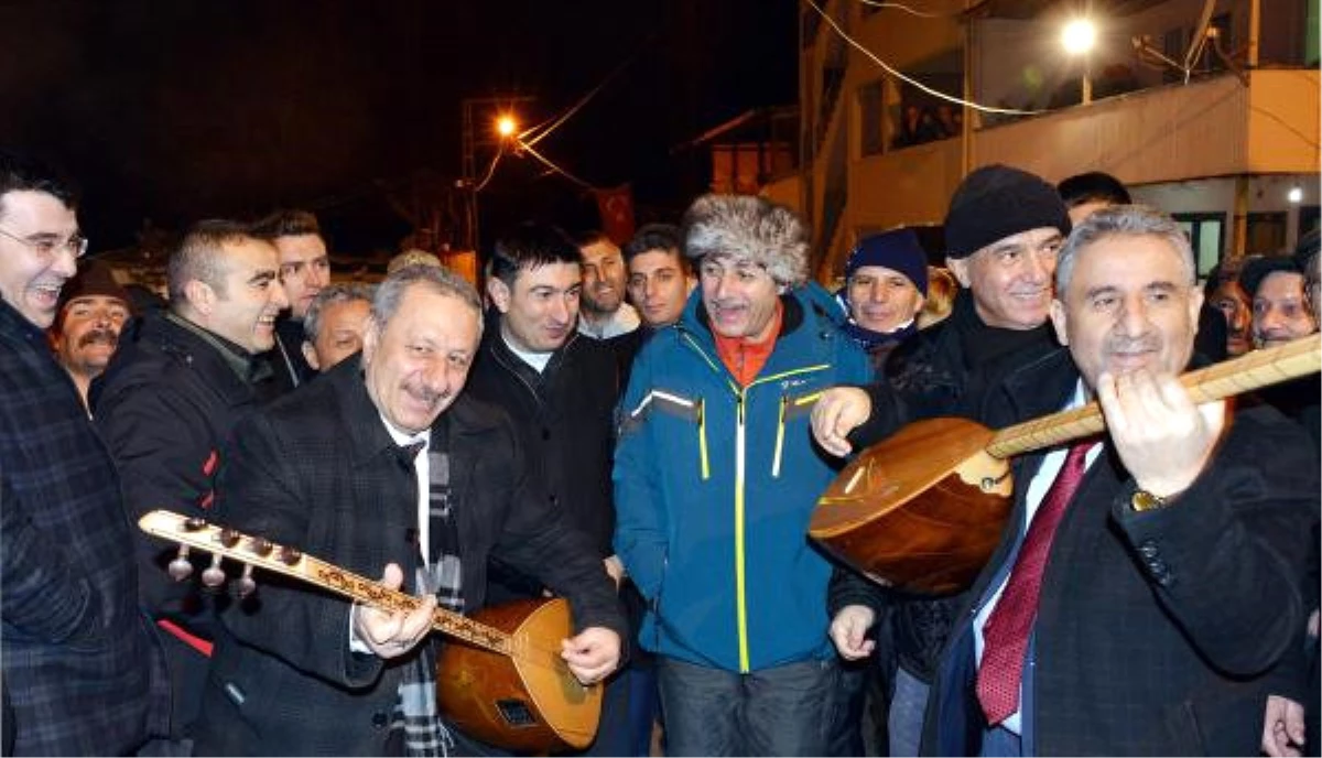 Aşıklar Herfene Şenliğinde Soğukta Atıştı