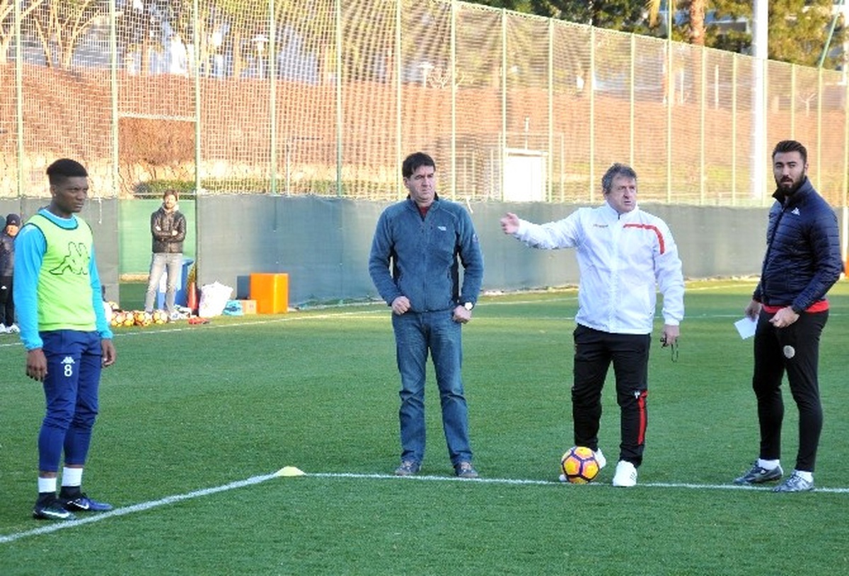 Aytemiz Alanyaspor\'un Yeni Teknik Adamı Sahaya İndi