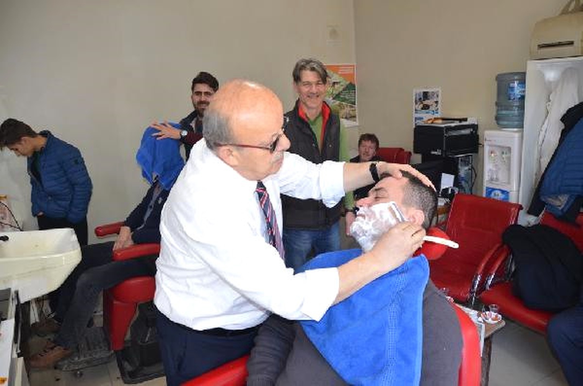 Başkan Esnaf Ziyaretinde Vatandaşı Tıraş Etti