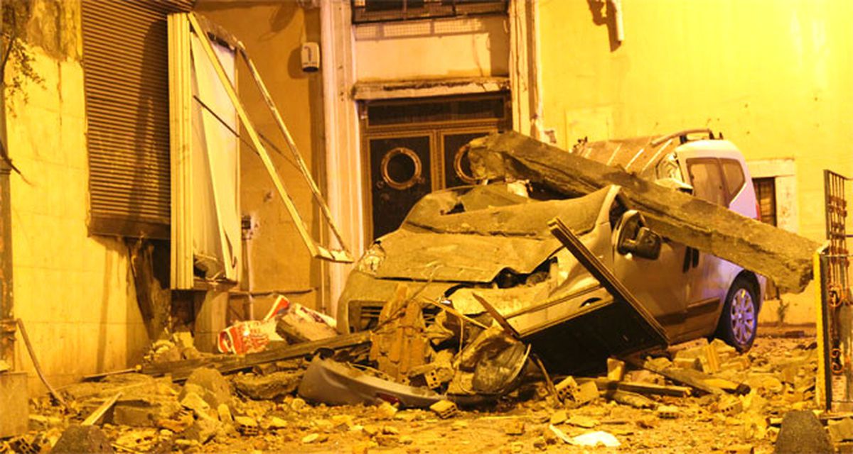 Beyoğlu\'nda 3 Katlı Binada Çökme (1)