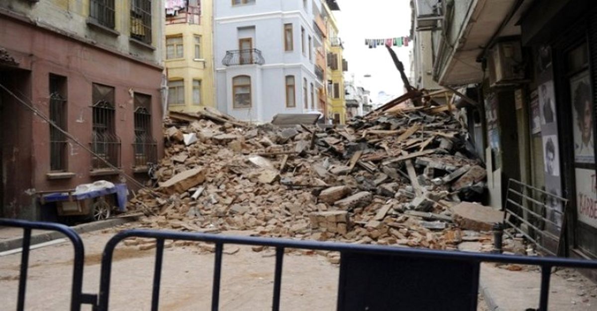 Beyoğlu\'nda Bina Çöktü: 2 Yaralı