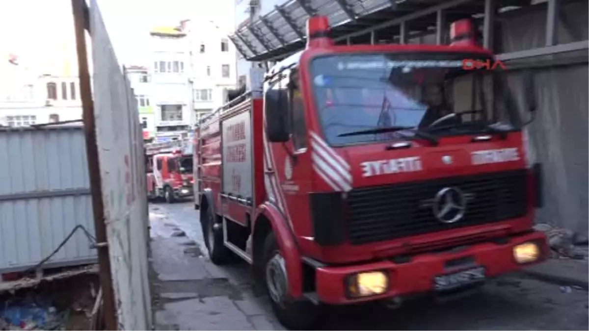 Beyoğlu\'nda Yangın Paniği. Istiklal Caddesi\'ndeki Iş Merkezine de Sıçradı