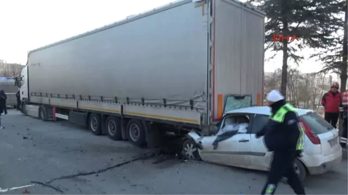 Bolu Park Halindeki Tır\'a Çarpan Otomobilin Sürücüsü Öldü