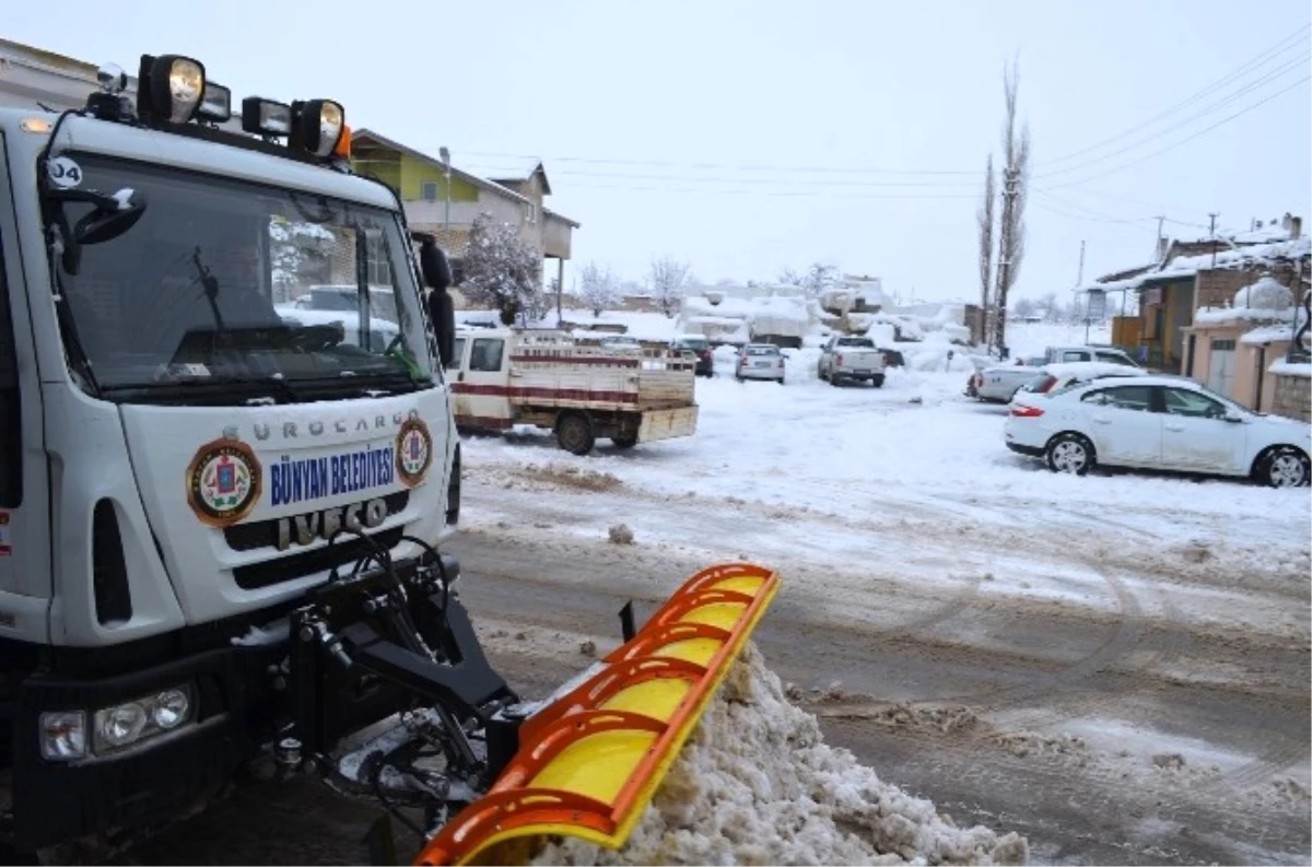 Bünyan\'da Karla Mücadele Çalışmaları Aralıksız Sürüyor