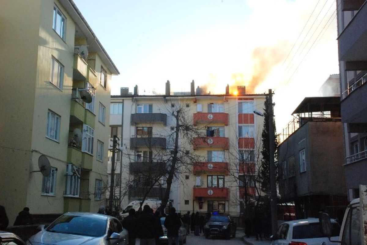 Çatı Arasına Boşaltılan Soba Kovası Binayı Yakıyordu