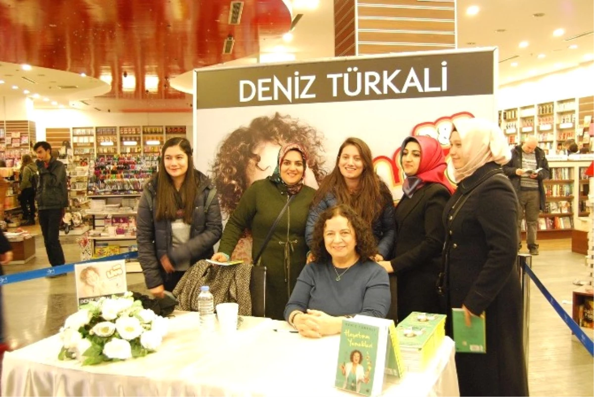 Deniz Türkali Forum Mersin\'de Kitabını İmzaladı