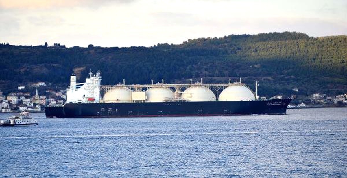 Doğalgaz Tankeri Çanakkale Boğazı\'ndan Geçti
