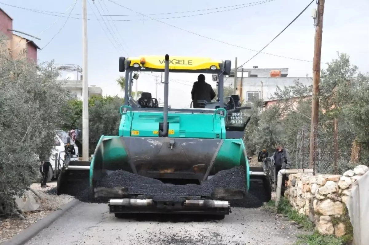 Erdemli\'de Sıcak Asfalt Çalışmaları Devam Ediyor