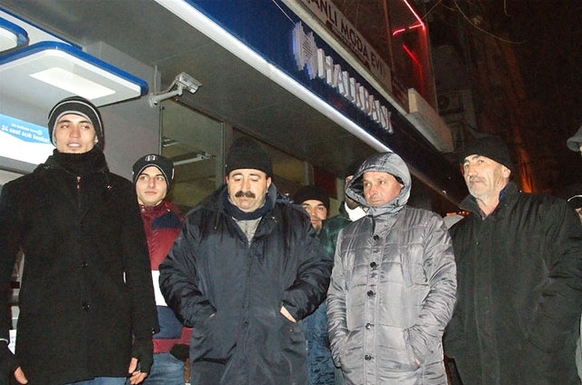 Ev Sahibi Olmak İçin Dondurucu Soğukta Banka Önünde Nöbet