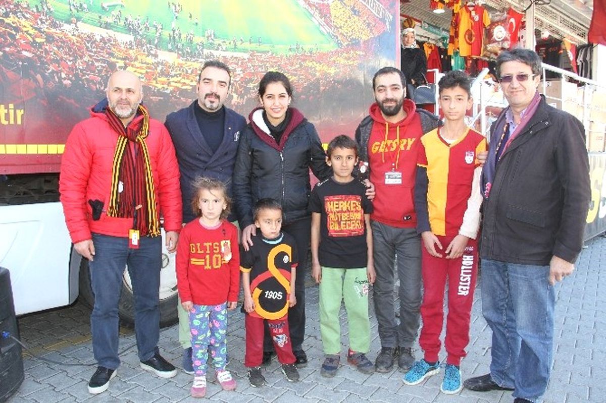 Fethiye\'de Minik Taraftarlara Forma Hediye Edildi