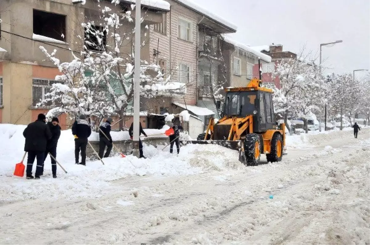 Kar Küreyen İşçilere Sıcak Süt Verdiler