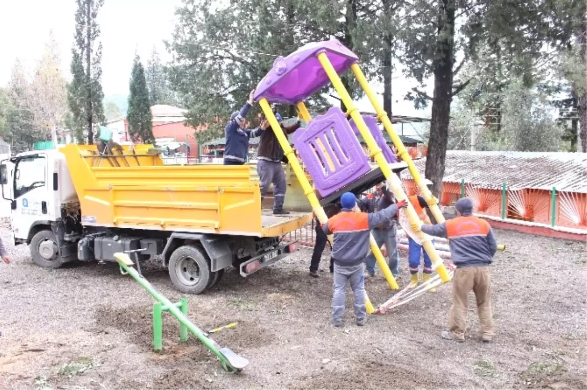 Manavgatlı Çocuklara Oyun Parkı Sürprizi