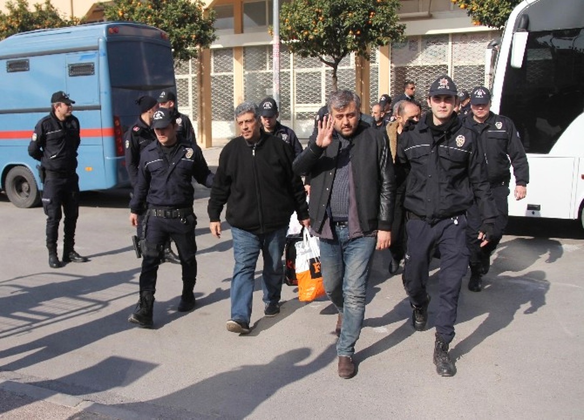 Mersin\'de Fetö\'den Gözaltına Alınan 13 Kişi Adliyeye Sevk Edildi