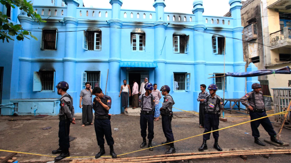 Myanmar\'da Suikaste Uğrayan Nld\'nin Hukuk Danışmanı Toprağa Verildi