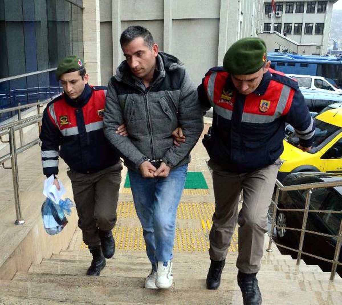 Otobüste Dinamitle Yakalanan Yolcu ile Satıcı Tutukladı