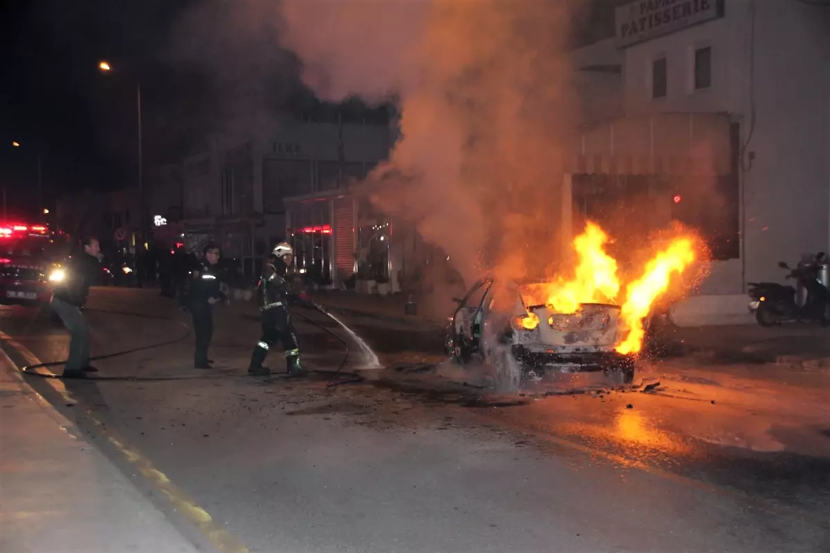 Otomobil sokak ortasında alev alev yandı olay anı saniye saniye kaydedildi