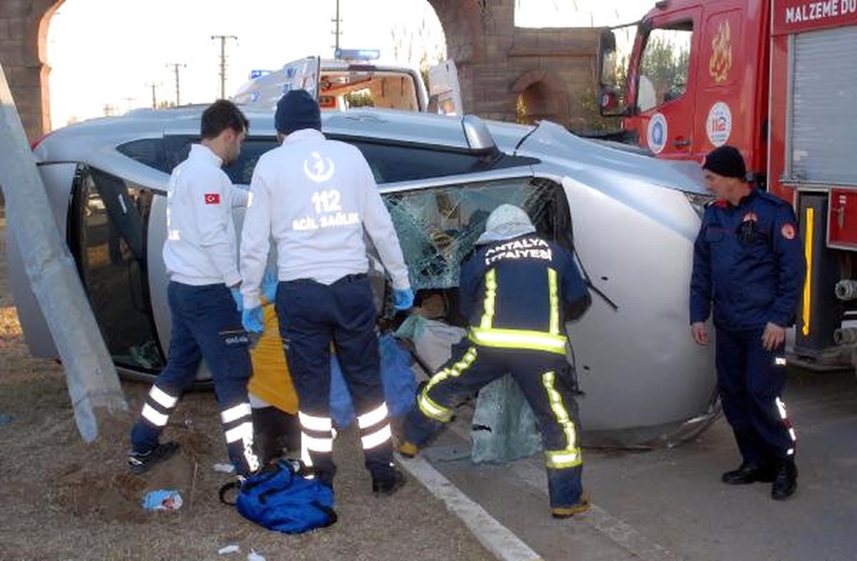 Otomobille Kaza Yapan Kardeşlerden Biri Öldü