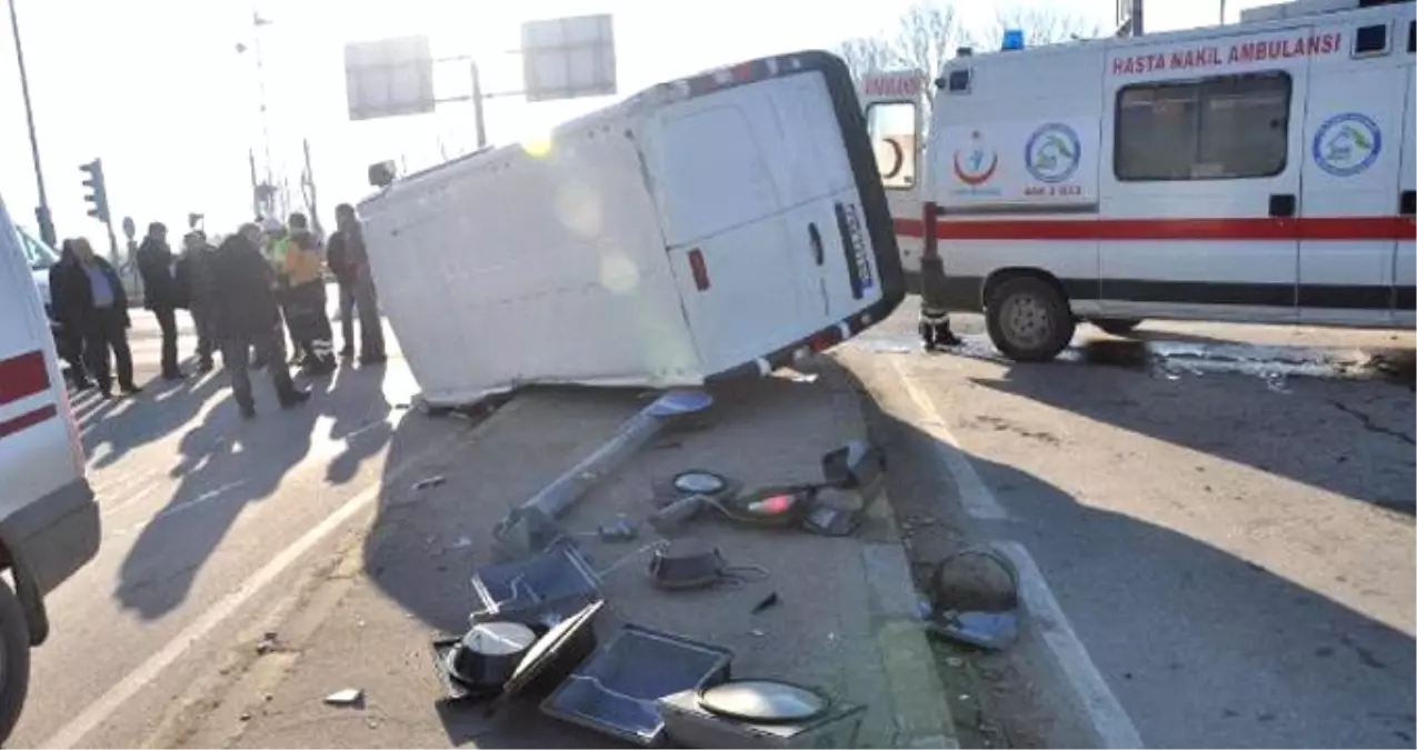 Sakarya\'da Kamyonet ile Hasta Nakil Ambulansı Çarpıştı: 3 Yaralı