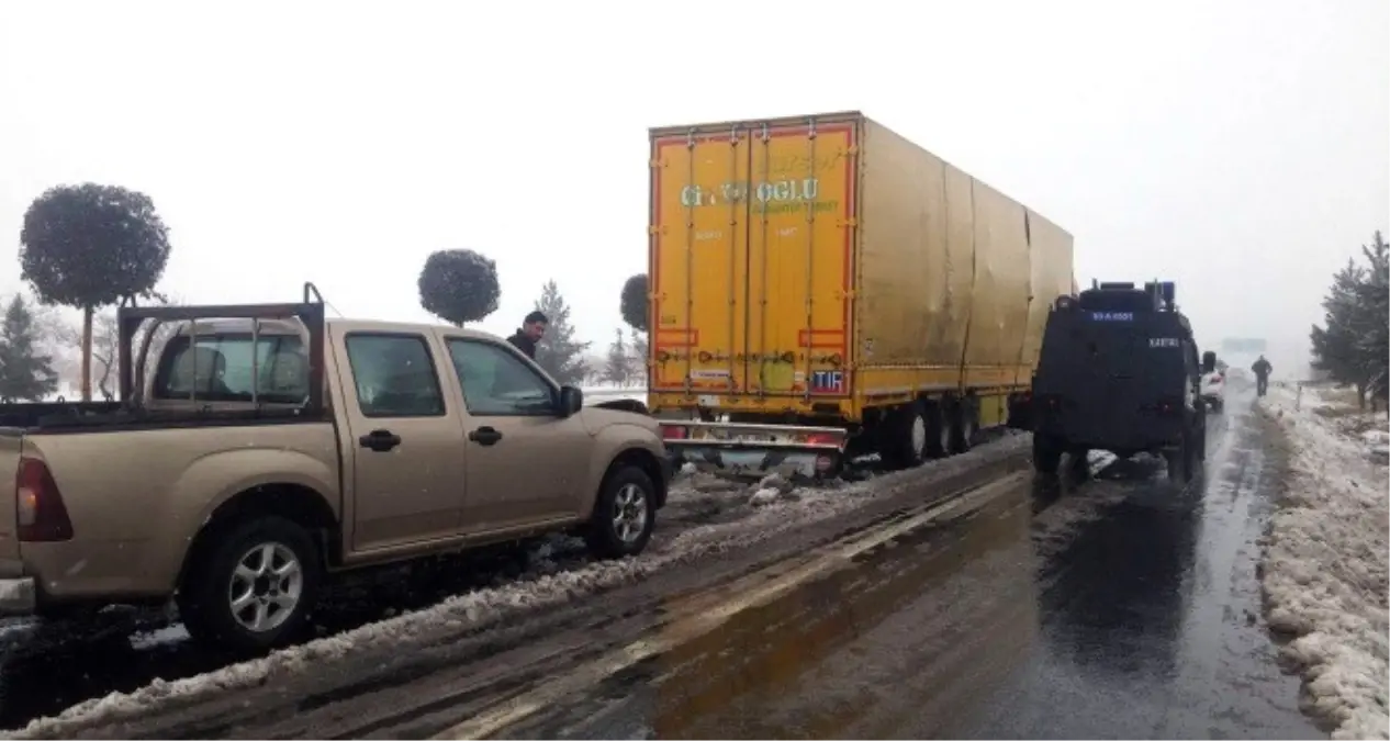 Şanlıurfa\'da Kar Kazalara Neden Oldu: 13 Yaralı