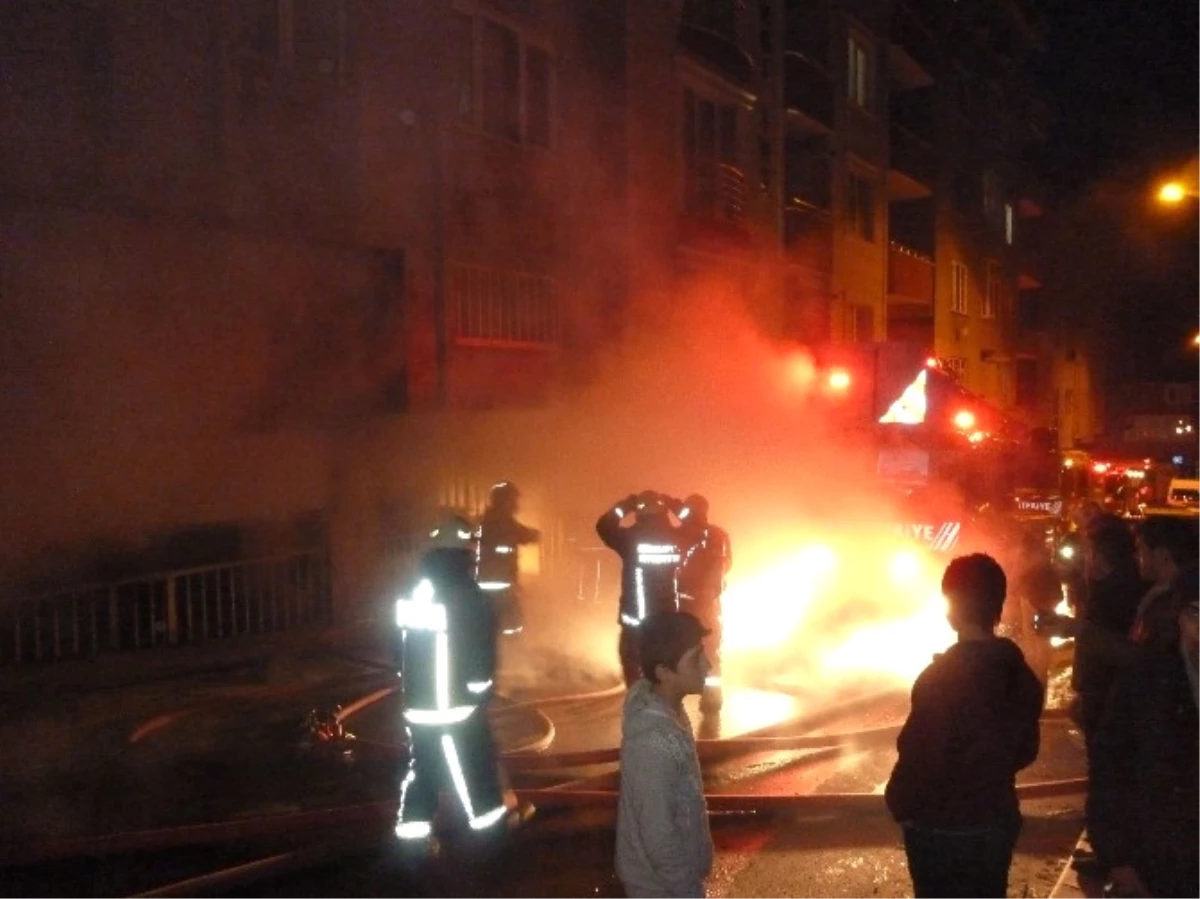 Sultanbeyli\'de Suriyelilerin Kaldığı Evde Yangın: 3 Yaralı