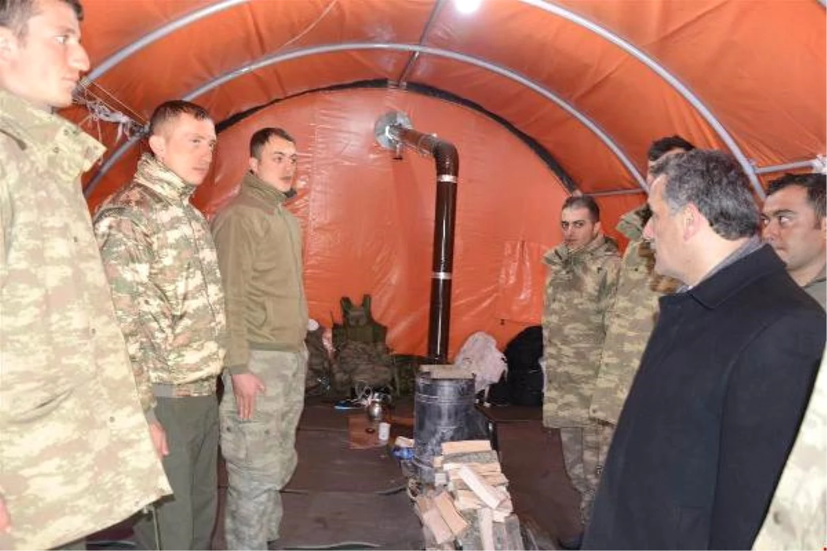 Tunceli Valisi Kaymak\'tan 2 Metrelik Karda Operasyon Yapan Askerlere Ziyaret
