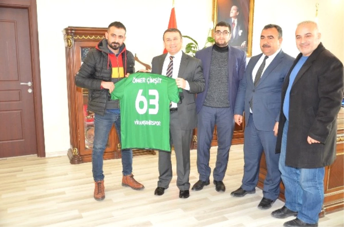 Viranşehirspor U 15 Takımı Kaymakamı Ömer Çimşit\'i Ziyaret Etti