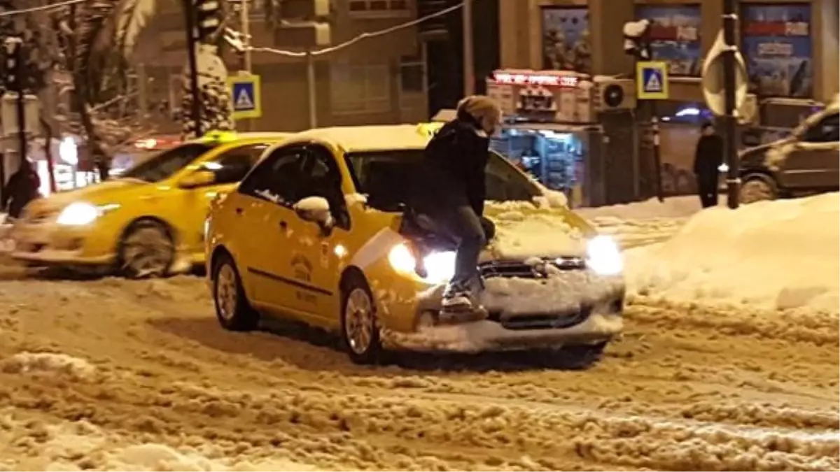 Yolda Kalan Araçları Üzerlerine Oturarak Kurtardılar (2)